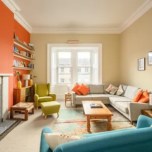  Apartamento 5-br 3-bth Newington - Modern & Spacious